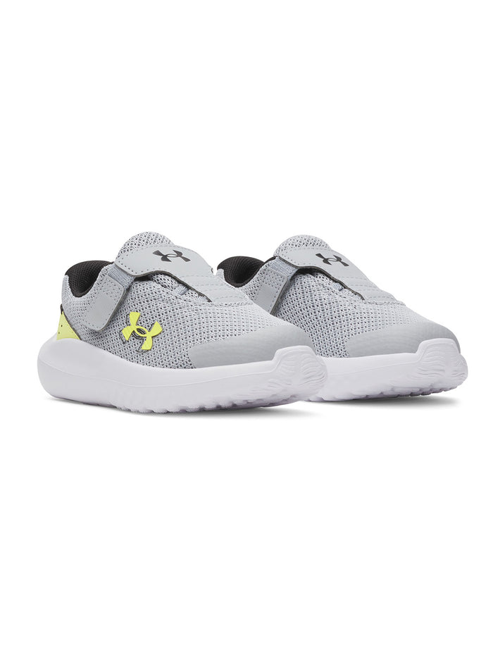 UA Surge 4 AC Zapatilla gris para niño