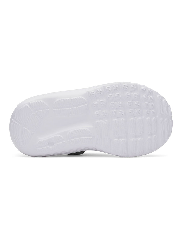 UA Surge 4 AC Zapatilla gris para niño